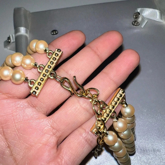 Elegant Pearl Necklace with Gold Accents - Picture 8 of 8